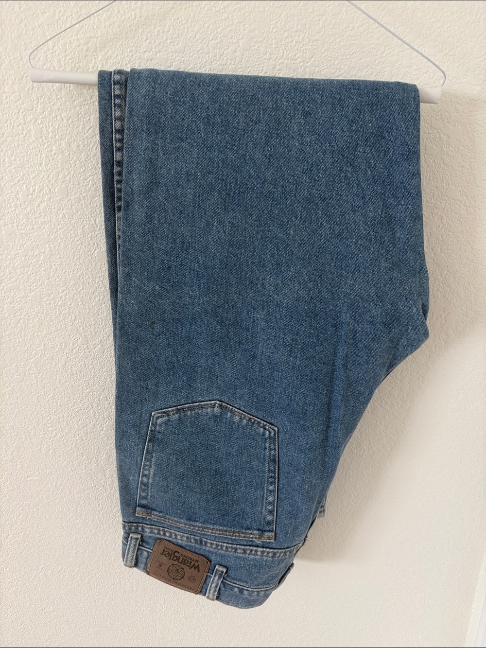 Wrangler Relaxed Fit Men's Denim Jeans in Medium Blue